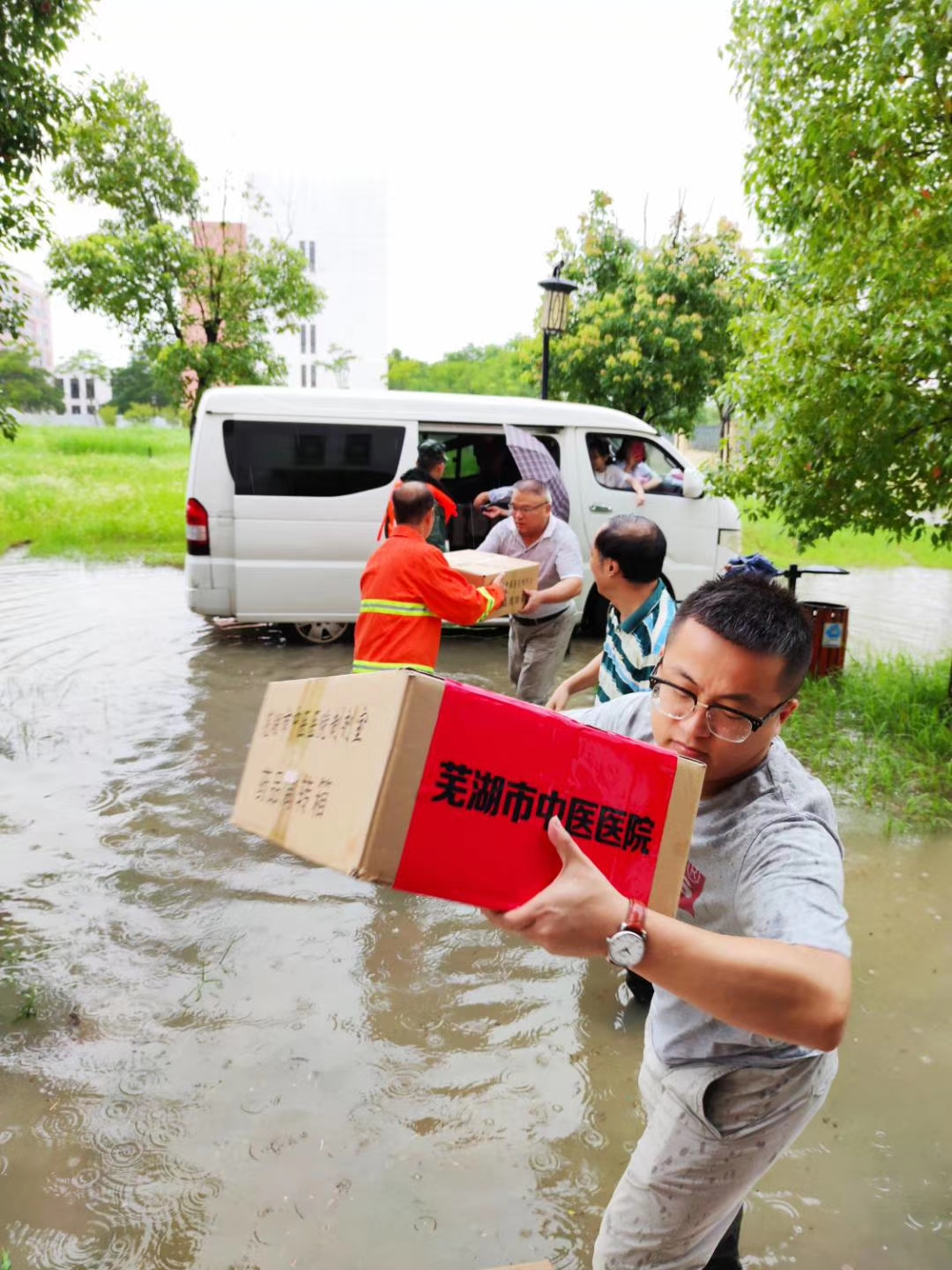 他們把青春的汗水揮灑在抗洪防汛一線——蕪湖市中醫(yī)醫(yī)院防汛抗洪突擊隊(duì)側(cè)記(圖6)