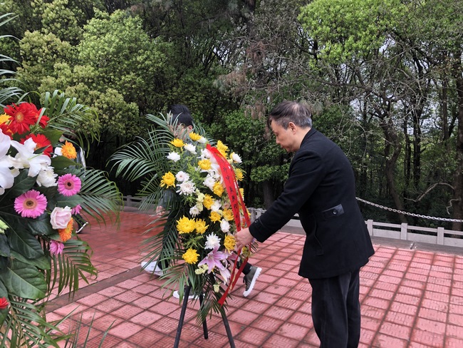 學(xué)黨史 祭英烈 傳承紅色基因——我院外科四支部組織開(kāi)展清明祭掃活動(dòng)(圖2)