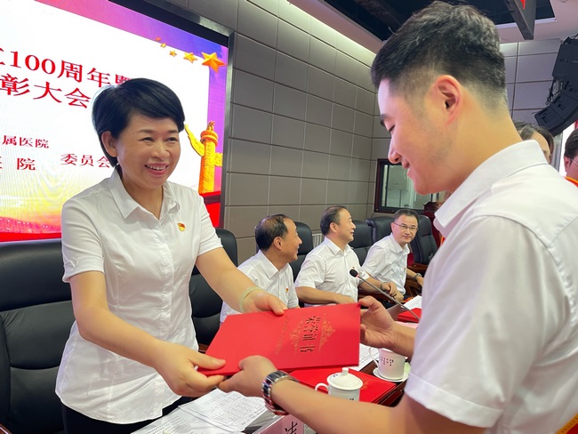 蕪湖市中醫(yī)醫(yī)院召開慶祝中國共產(chǎn)黨成立100周年暨“兩優(yōu)一先”表彰大會(圖6)