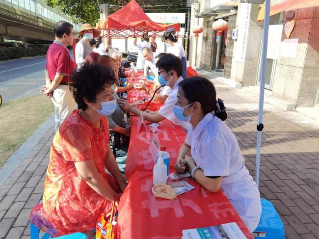 我院開展“弘揚(yáng)中醫(yī)藥文化 服務(wù)百姓健康”大型義診活動(圖3)