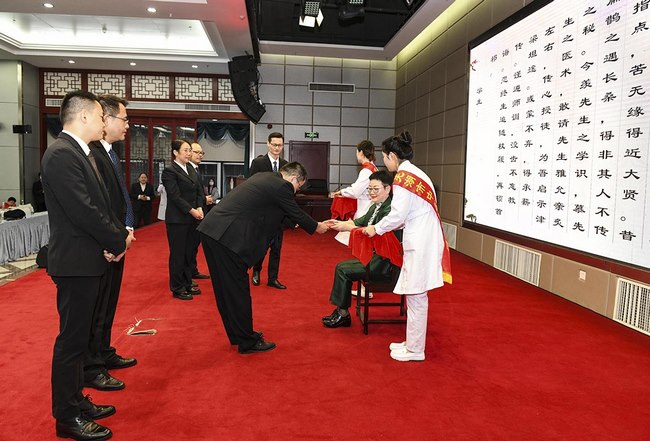 中醫(yī)正骨 薪火相傳 安徽中醫(yī)藥高等?？茖W(xué)校附屬醫(yī)院（蕪湖市中醫(yī)醫(yī)院）舉行 平樂郭氏正骨傳人郭珈宜蕪湖工作站拜師儀式(圖1)