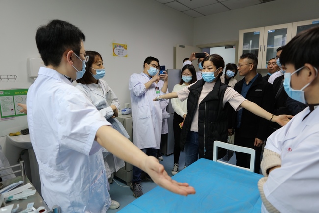 現(xiàn)場教學 傳承經(jīng)典——平樂郭氏正骨第八代傳人郭珈宜教授來院指導骨傷康復發(fā)展(圖1)