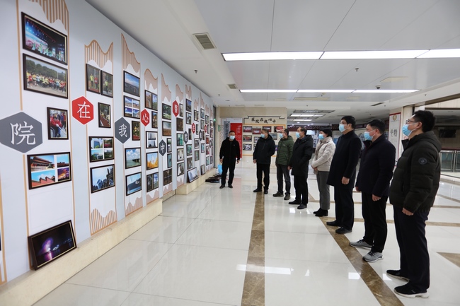 我院舉辦“醫(yī)院在我心中”職工迎新春書畫攝影展(圖1)