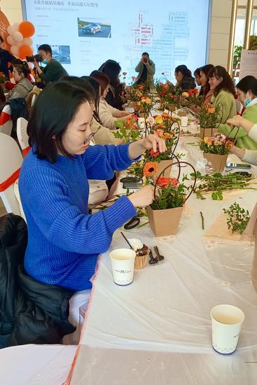 插花會(huì)春意 歡樂(lè)慶三八——院工會(huì)組織開(kāi)展插花花藝活動(dòng)(圖4)