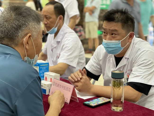 冬病夏治三伏貼  中醫(yī)國粹顯功效 ——我院開展“傳承中醫(yī)文化 弘揚(yáng)國粹精神”冬病夏治三伏貼開貼儀式(圖4)