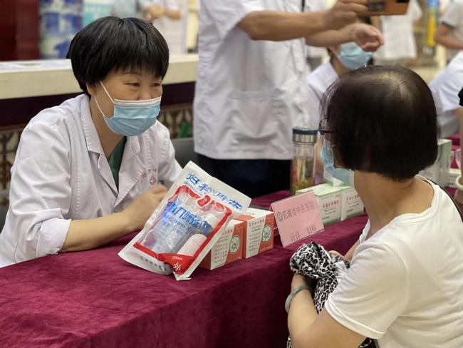 冬病夏治三伏貼  中醫(yī)國粹顯功效 ——我院開展“傳承中醫(yī)文化 弘揚(yáng)國粹精神”冬病夏治三伏貼開貼儀式(圖5)