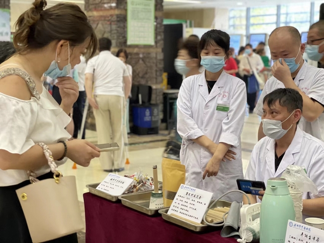 冬病夏治三伏貼  中醫(yī)國粹顯功效 ——我院開展“傳承中醫(yī)文化 弘揚(yáng)國粹精神”冬病夏治三伏貼開貼儀式(圖8)