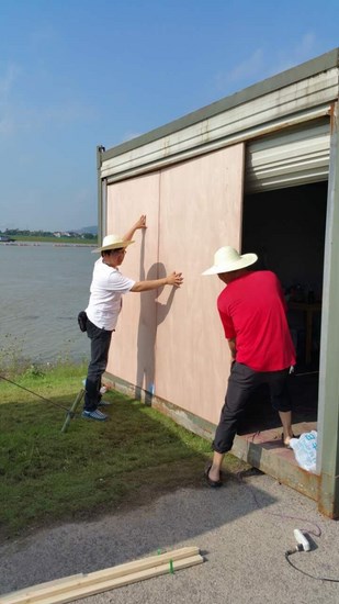 咬緊牙關(guān)，“白衣戰(zhàn)士”守住每寸圩堤(圖7)