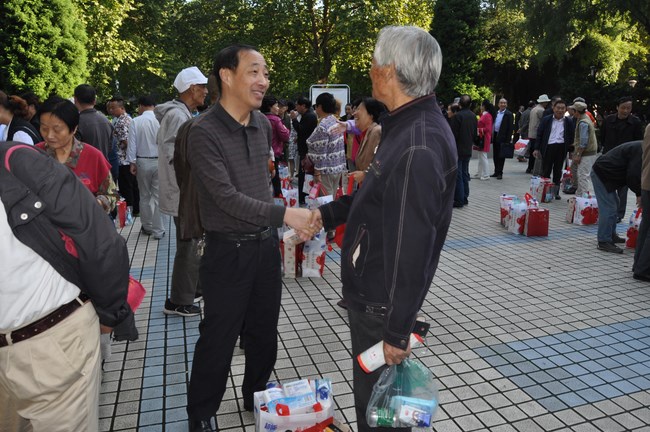 我院組織離退休職工開展重陽(yáng)節(jié)游園見面會(huì)(圖3)