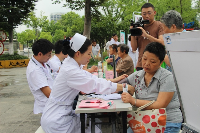 我院參加“2017年健康中國(guó)行－合理膳食”蕪湖站系列主題活動(dòng)(圖2)