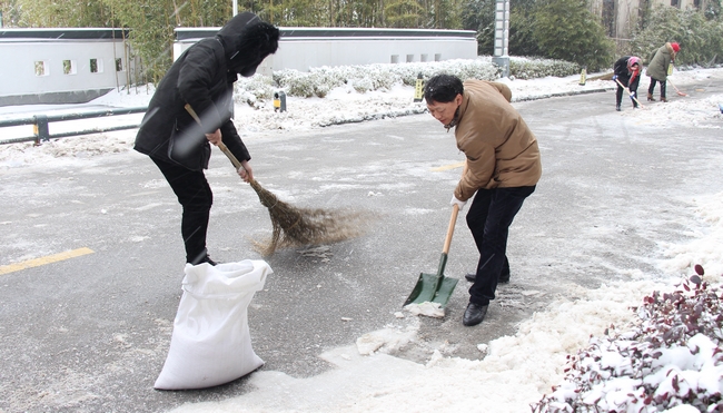 我院組織人員及時(shí)掃除積雪 保障患者群眾就診安全(圖3)