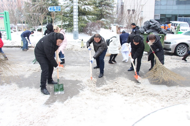 我院組織人員及時(shí)掃除積雪 保障患者群眾就診安全(圖4)