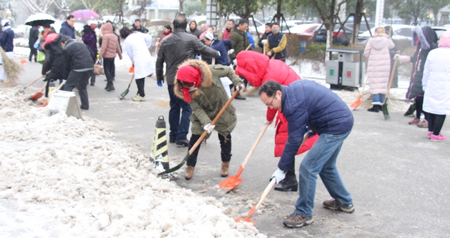 我院組織人員及時(shí)掃除積雪 保障患者群眾就診安全(圖5)