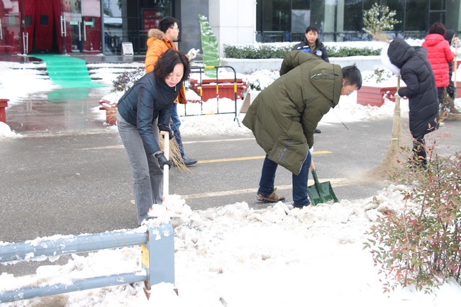 我院組織人員及時(shí)掃除積雪 保障患者群眾就診安全(圖6)