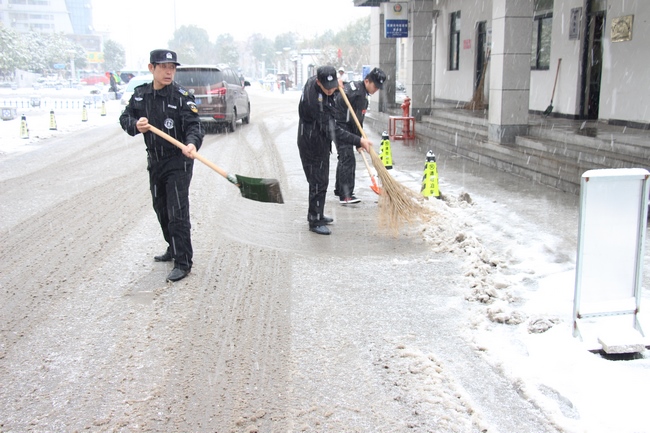 我院組織人員及時(shí)掃除積雪 保障患者群眾就診安全(圖13)