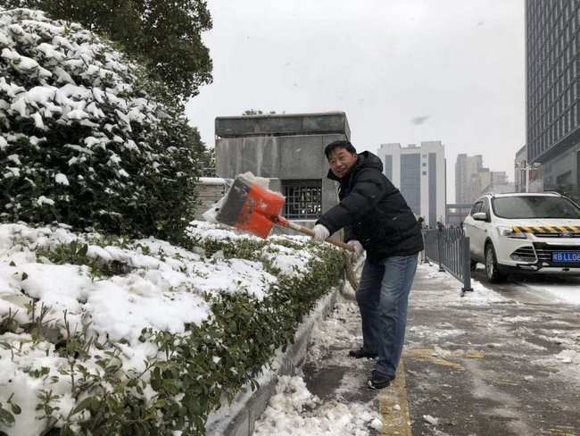 我院組織人員及時(shí)掃除積雪 保障患者群眾就診安全(圖10)