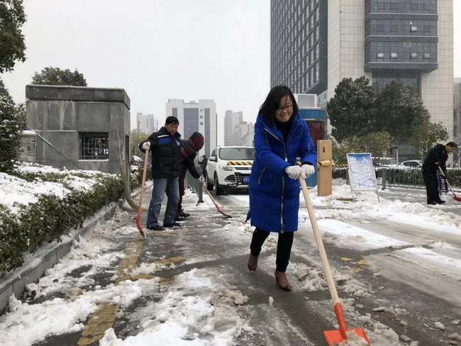 我院組織人員及時(shí)掃除積雪 保障患者群眾就診安全(圖11)