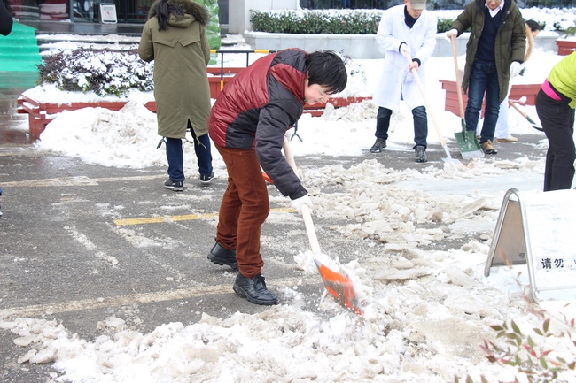 我院組織人員及時(shí)掃除積雪 保障患者群眾就診安全(圖12)