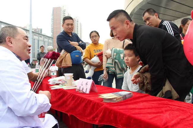 讀者節(jié)中醫(yī)院展臺(tái)“門(mén)庭若市”  特色中醫(yī)護(hù)理好評(píng)如潮(圖1)