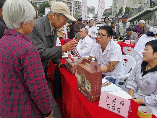 讀者節(jié)中醫(yī)院展臺(tái)“門(mén)庭若市”  特色中醫(yī)護(hù)理好評(píng)如潮(圖5)