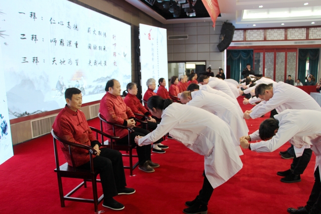 薪傳甲子 筑夢(mèng)遠(yuǎn)航--蕪湖市中醫(yī)藥集團(tuán)2018年年會(huì)暨蕪湖市中醫(yī)醫(yī)院建院60周年中醫(yī)藥傳承拜師會(huì)盛大舉(圖19)