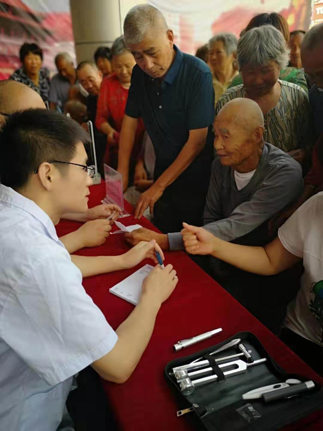 不懼酷暑 紅手環(huán)在行動——腦病科赴利辛為居民進(jìn)行健康義診(圖3)