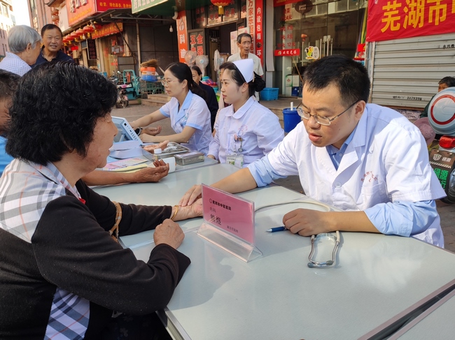 “不忘初心 牢記使命”服務(wù)百姓健康行動(dòng) ----市中醫(yī)醫(yī)院弋江區(qū)聯(lián)體進(jìn)社區(qū)白馬中心義診活動(dòng)紀(jì)實(shí)(圖4)